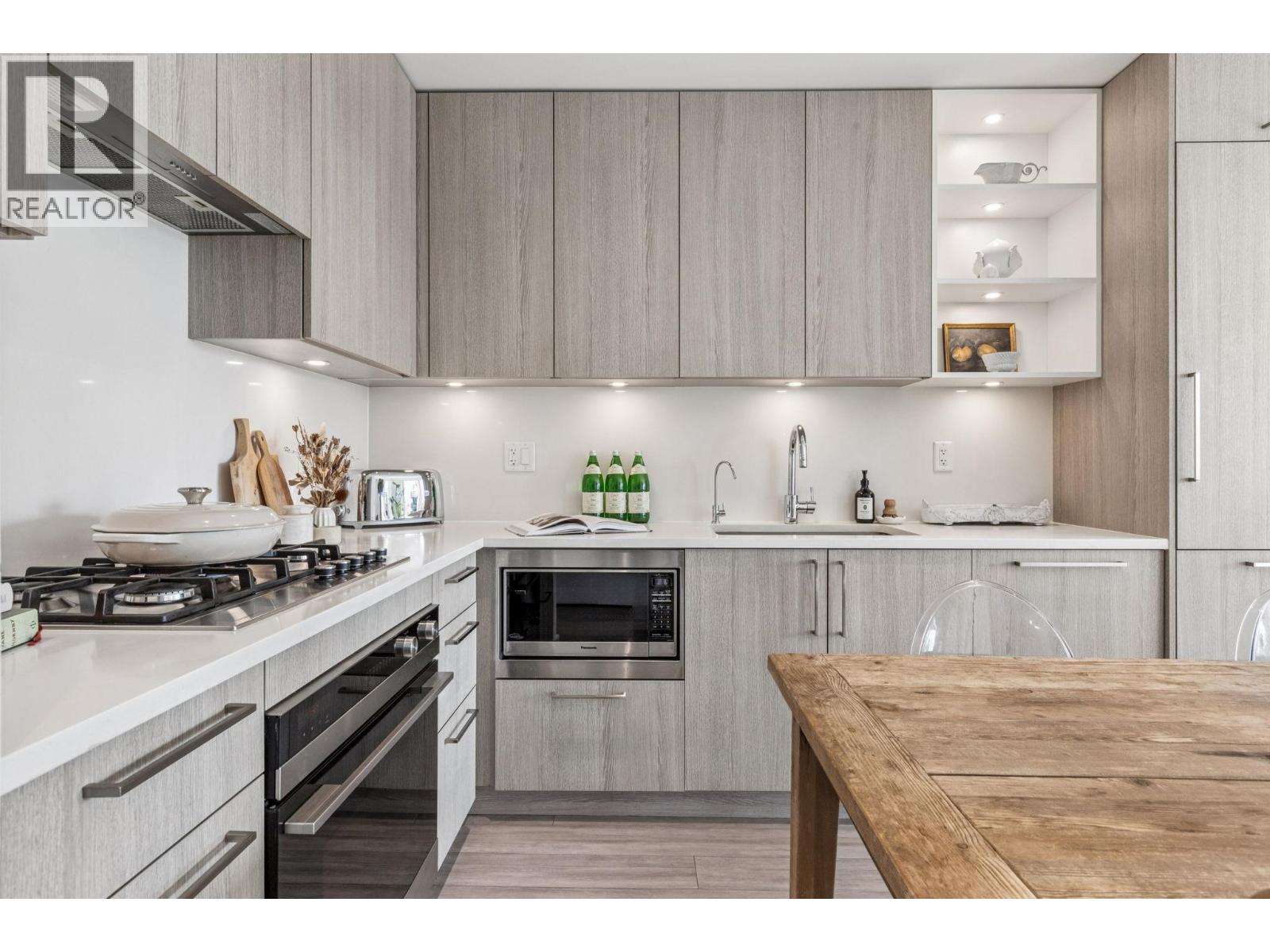 307 707 E 3rd Street, North Vancouver, British Columbia  V7L 1G8 - Photo 2 - R3060156