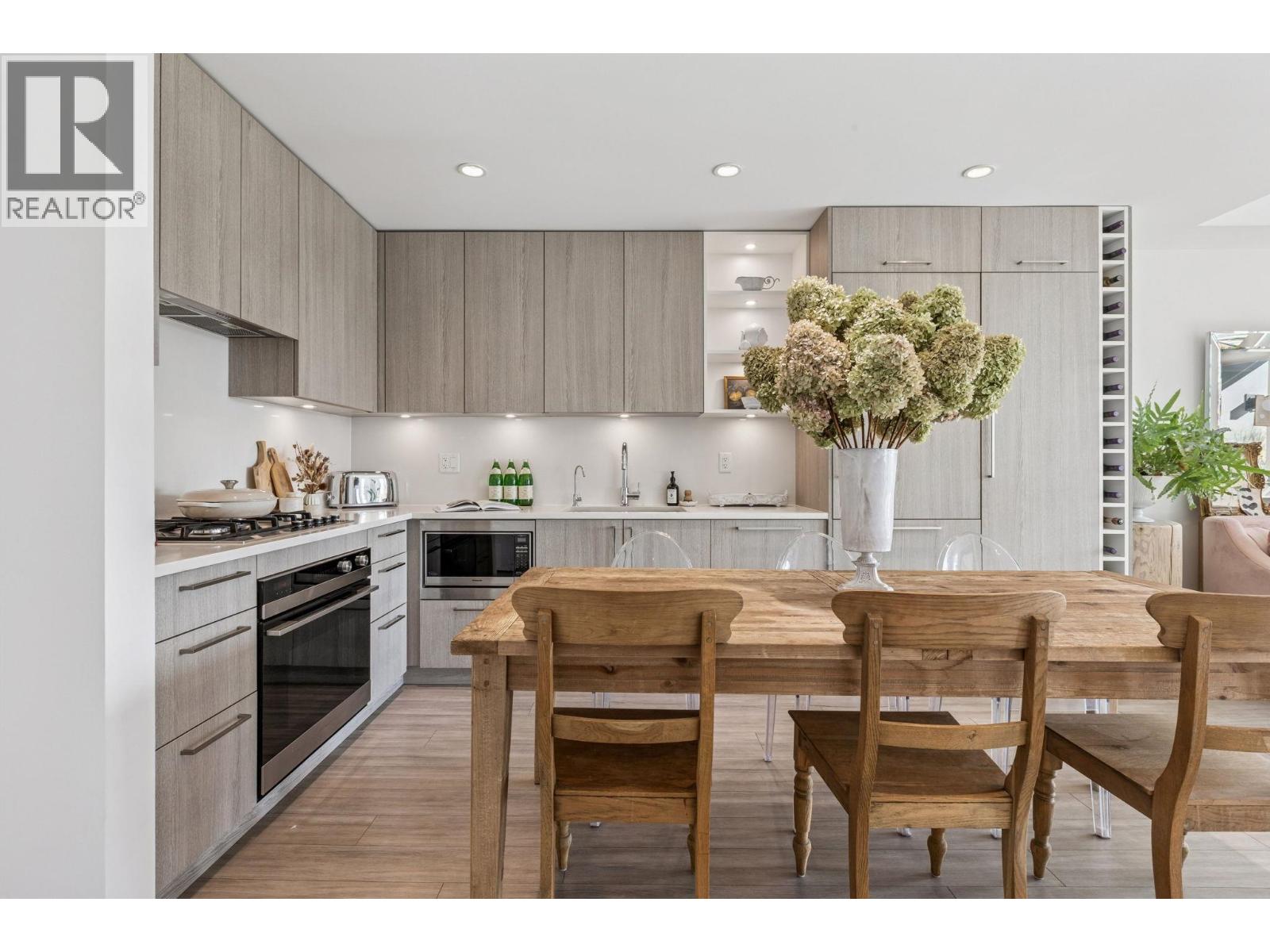 307 707 E 3rd Street, North Vancouver, British Columbia  V7L 1G8 - Photo 3 - R3060156