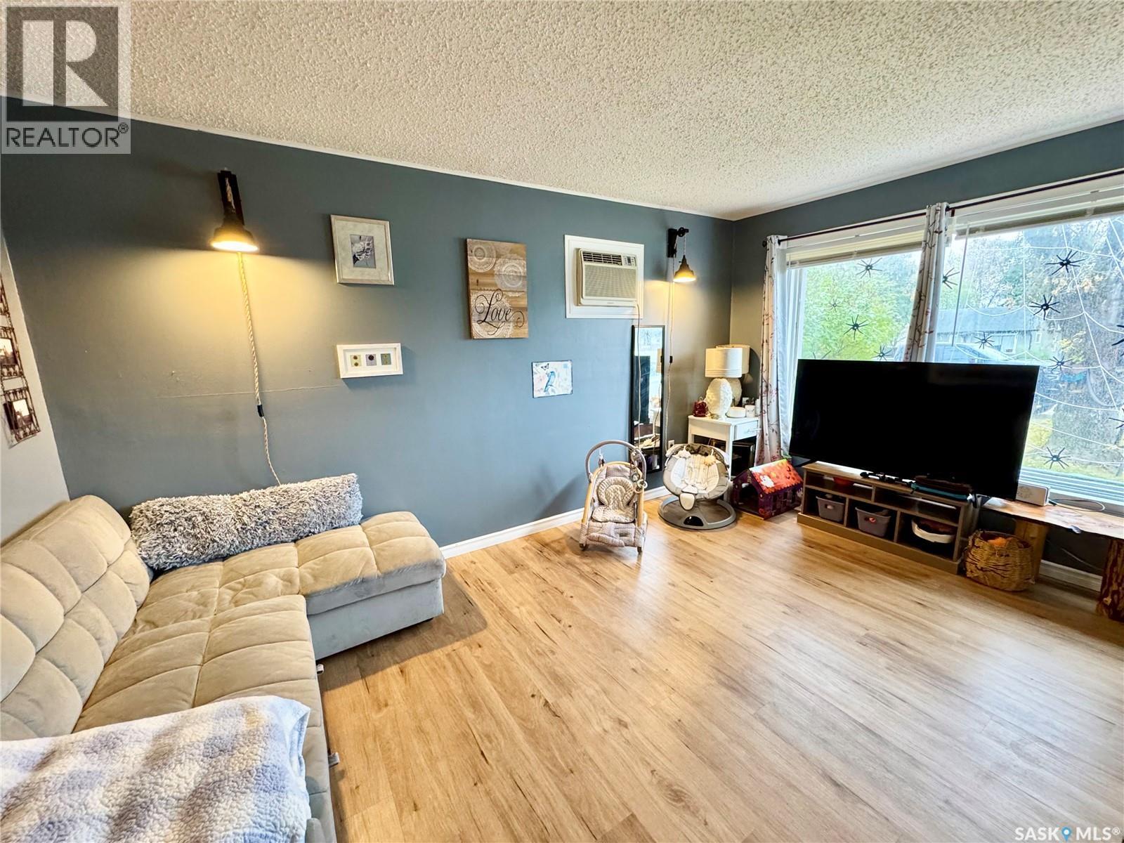 748 5th Street E, Prince Albert, Saskatchewan  S6V 0M5 - Photo 4 - SK020891