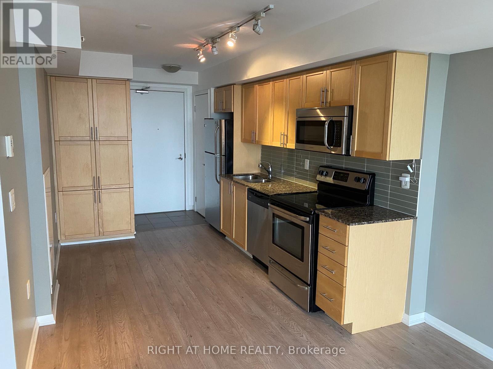1822 - 800 Lawrence Avenue, Toronto, Ontario  M6A 1C3 - Photo 4 - W12472741