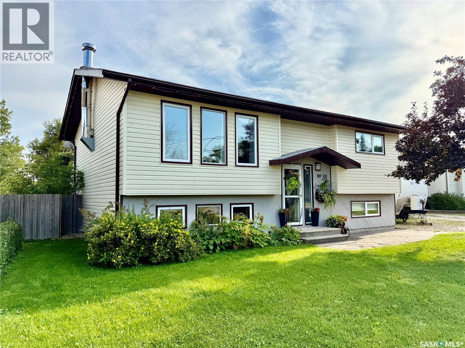 38 Howard Crescent, Lanigan, Saskatchewan  S0K 2M0 - Photo 2 - SK021225