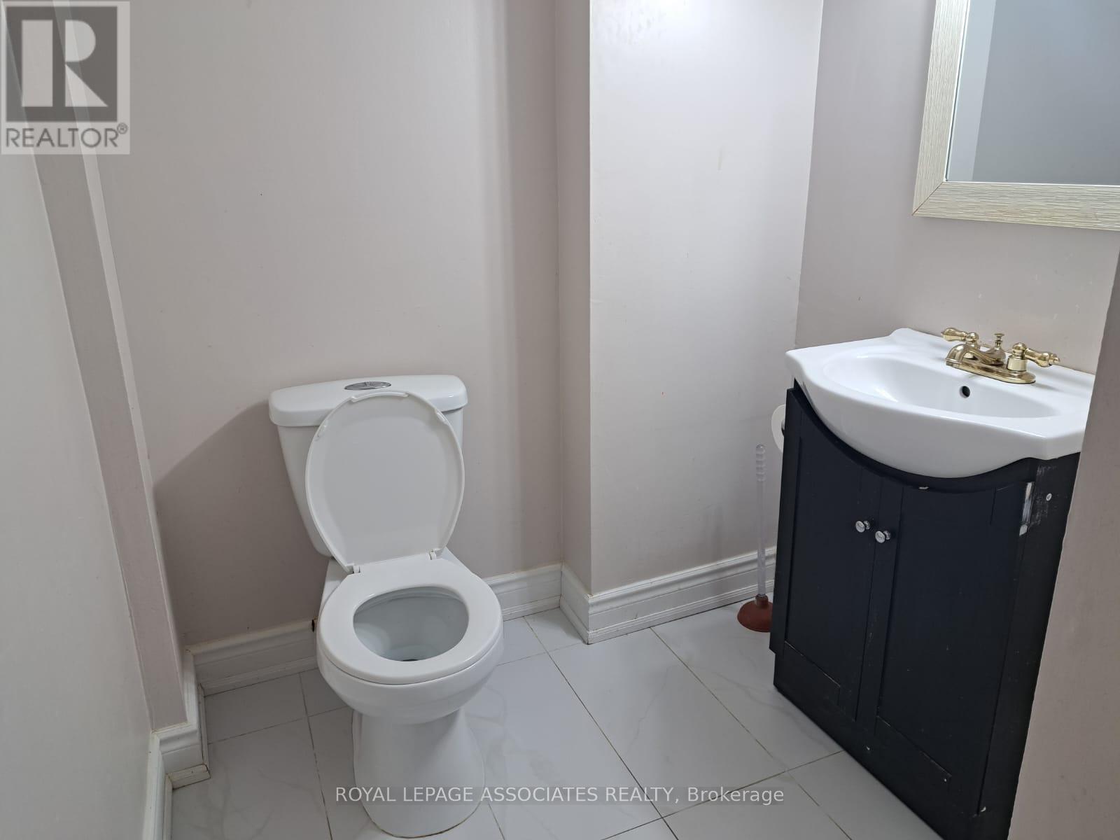 72 Starhill Crescent, Brampton, Ontario  L6R 2W1 - Photo 10 - W12454982