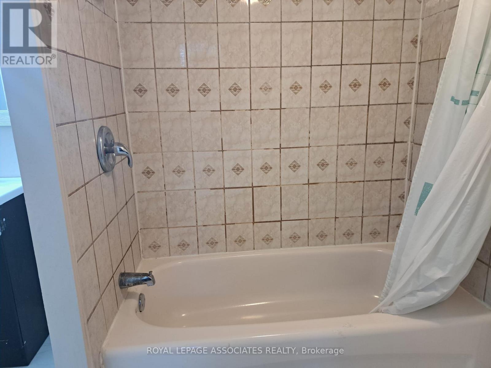 72 Starhill Crescent, Brampton, Ontario  L6R 2W1 - Photo 9 - W12454982