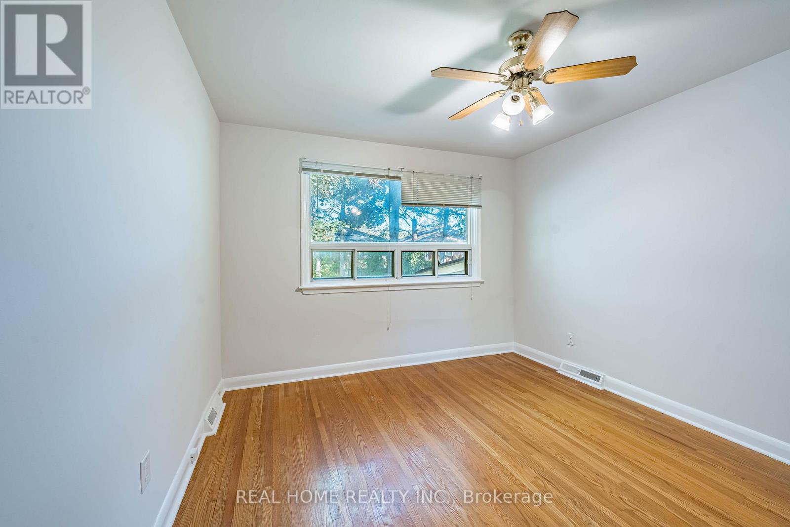 Main Floor - 401 Fernleigh Circle S, Richmond Hill, Ontario  L4C 1E7 - Photo 17 - N12472785