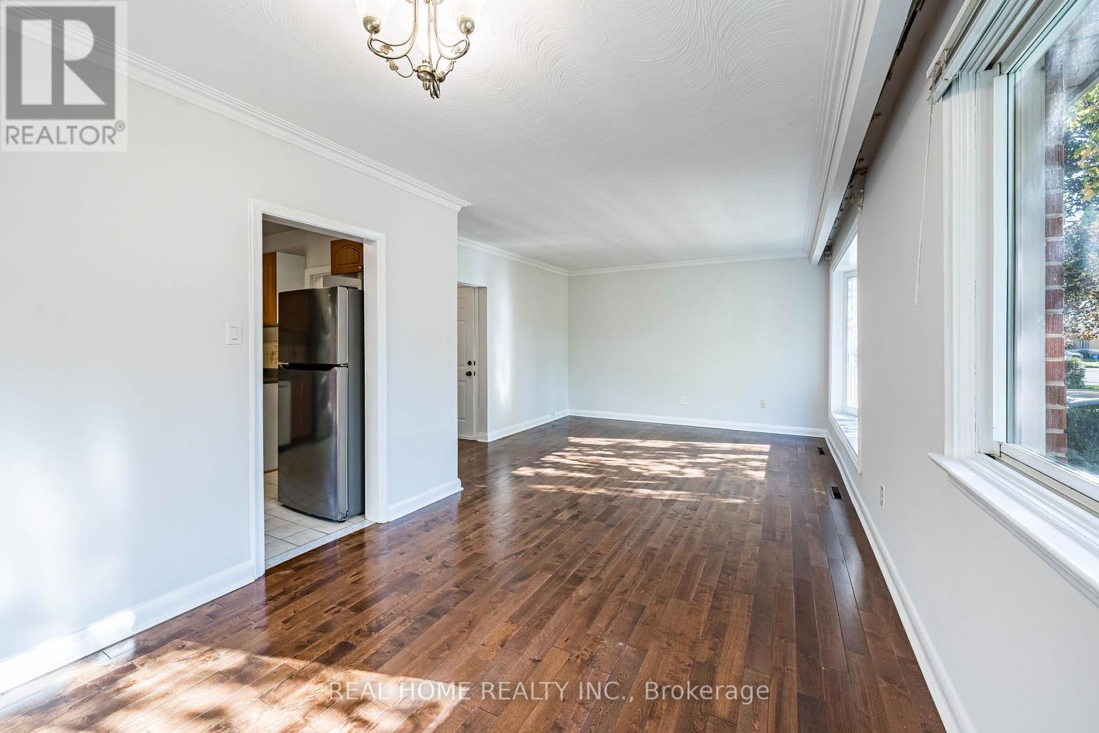 Main Floor - 401 Fernleigh Circle S, Richmond Hill, Ontario  L4C 1E7 - Photo 9 - N12472785