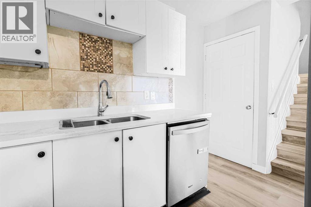 7 Doverdale Mews Se, Calgary, Alberta  T2B 1V8 - Photo 7 - A2265636