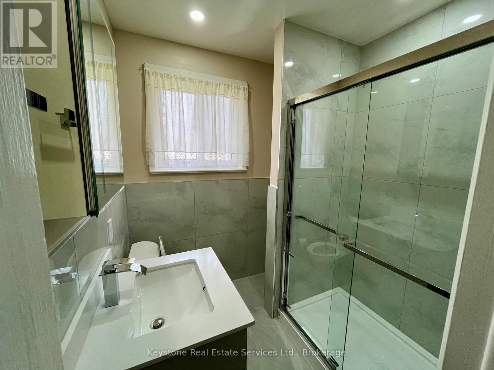Main Floor - 426 Seabourne Drive S, Oakville, Ontario  L6L 4G2 - Photo 11 - W12472845