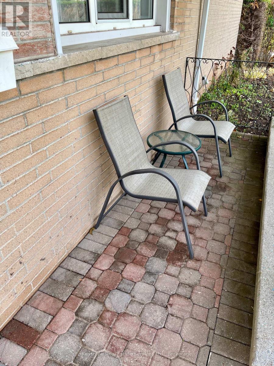 Main Floor - 426 Seabourne Drive S, Oakville, Ontario  L6L 4G2 - Photo 2 - W12472845