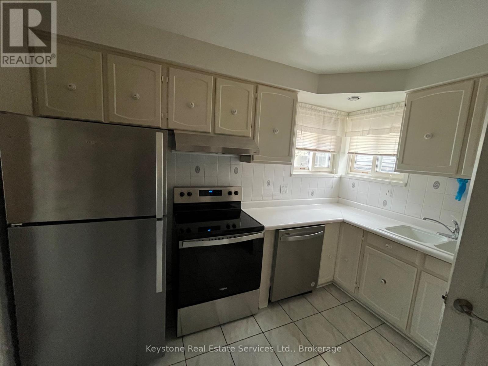 Main Floor - 426 Seabourne Drive S, Oakville, Ontario  L6L 4G2 - Photo 5 - W12472845