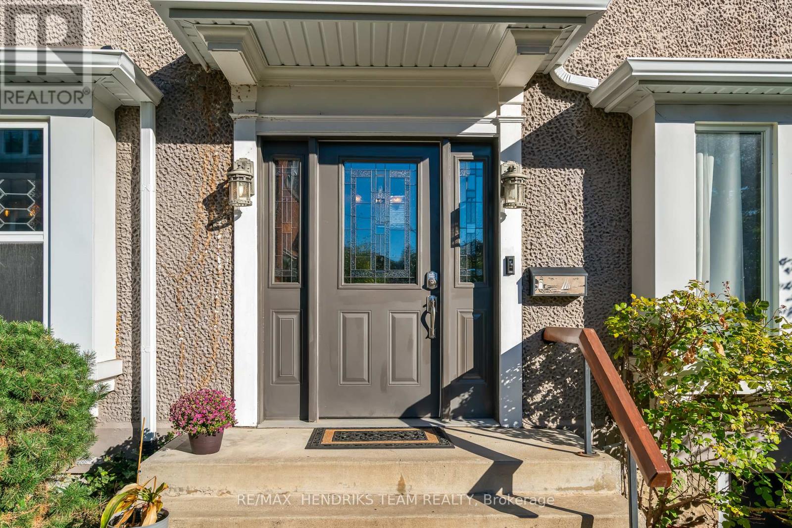 153 Geneva Street, St. Catharines, Ontario  L2R 4N7 - Photo 3 - X12472827