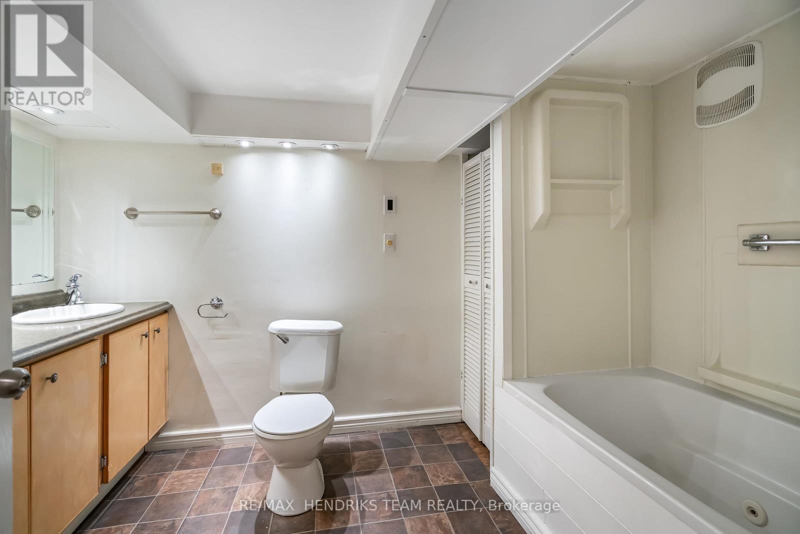 153 Geneva Street, St. Catharines, Ontario  L2R 4N7 - Photo 31 - X12472827