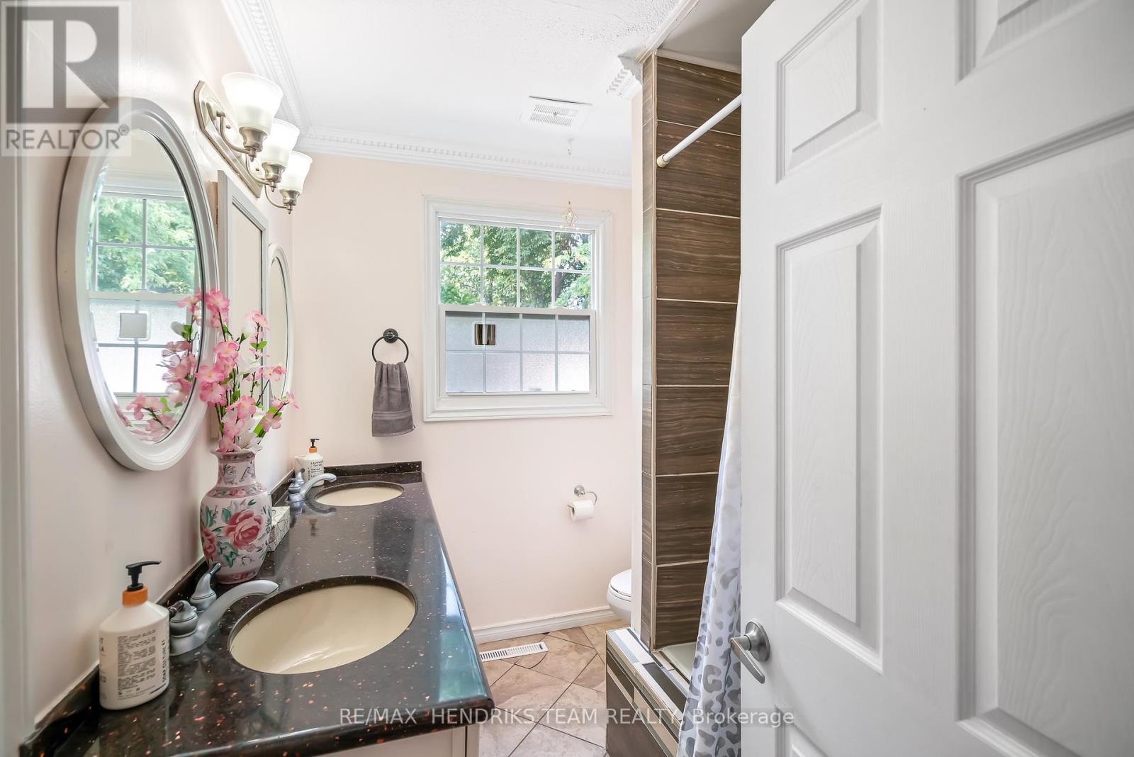 7 Elmwood Avenue, St. Catharines, Ontario  L2R 2T5 - Photo 12 - X12472829