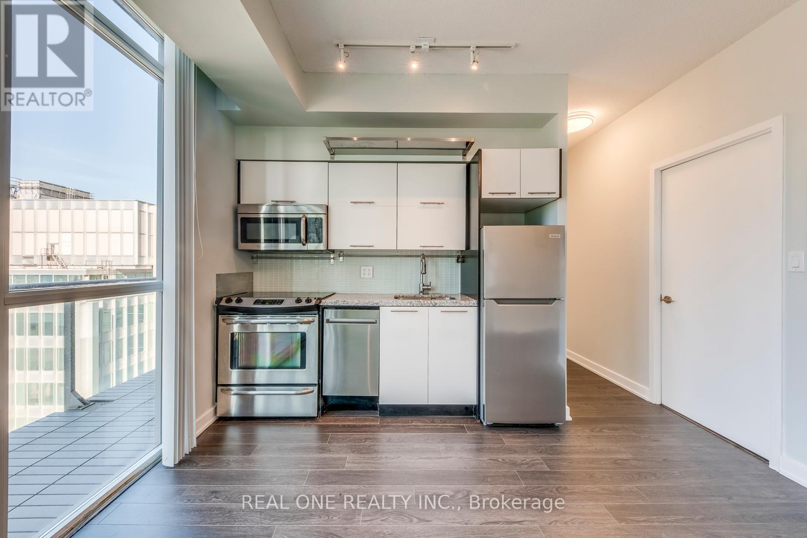2007 - 126 Simcoe Street, Toronto (Waterfront Communities), Ontario  M5H 4E6 - Photo 10 - C12472840