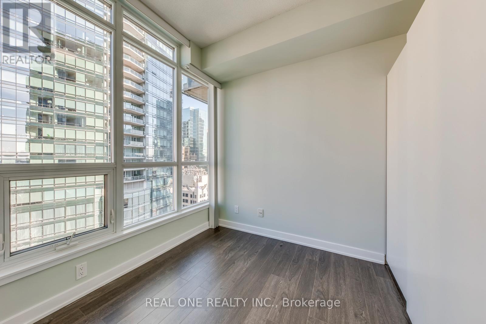 2007 - 126 Simcoe Street, Toronto (Waterfront Communities), Ontario  M5H 4E6 - Photo 12 - C12472840