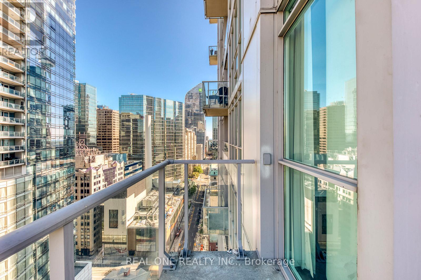 2007 - 126 Simcoe Street, Toronto (Waterfront Communities), Ontario  M5H 4E6 - Photo 17 - C12472840
