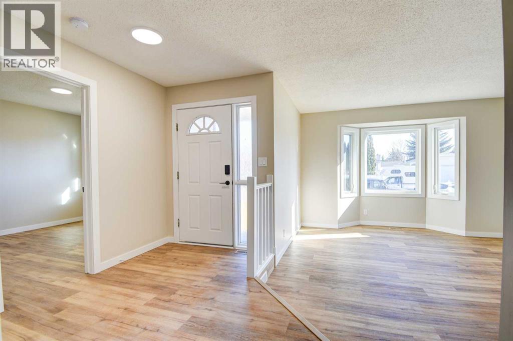 112 Dixon Crescent, Red Deer, Alberta  T4R 2H5 - Photo 2 - A2265815