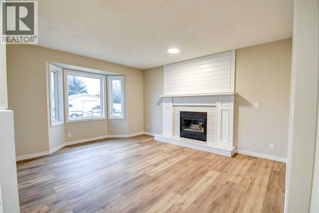 112 Dixon Crescent, Red Deer, Alberta  T4R 2H5 - Photo 3 - A2265815