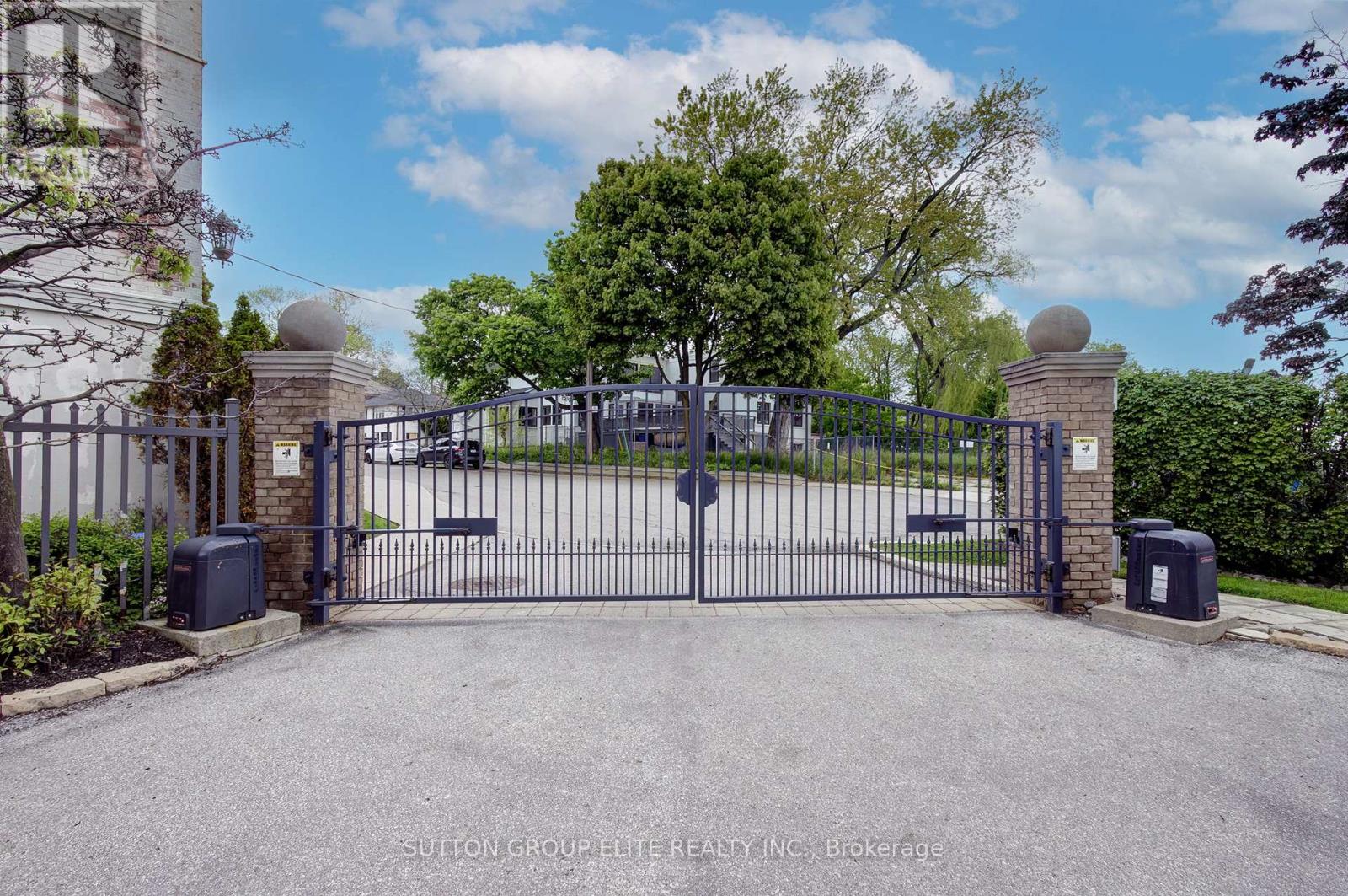 16 Nautical Lane, Toronto (Mimico), Ontario  M8V 4E7 - Photo 5 - W12472818