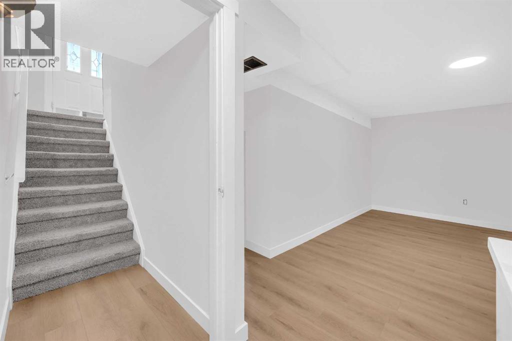 325 Woodvale Crescent Sw, Calgary, Alberta  T3W 3L3 - Photo 10 - A2260226