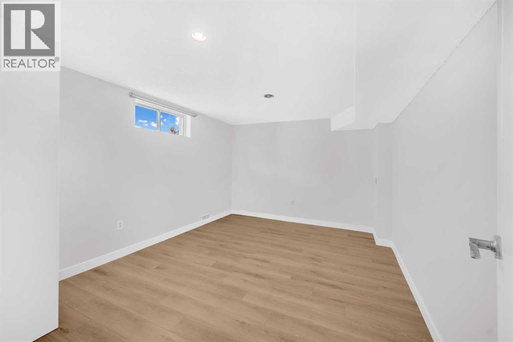 325 Woodvale Crescent Sw, Calgary, Alberta  T3W 3L3 - Photo 12 - A2260226