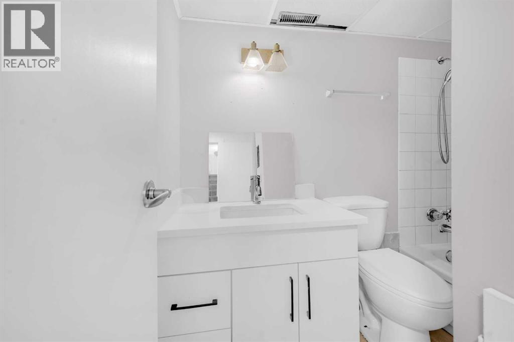 325 Woodvale Crescent Sw, Calgary, Alberta  T3W 3L3 - Photo 16 - A2260226