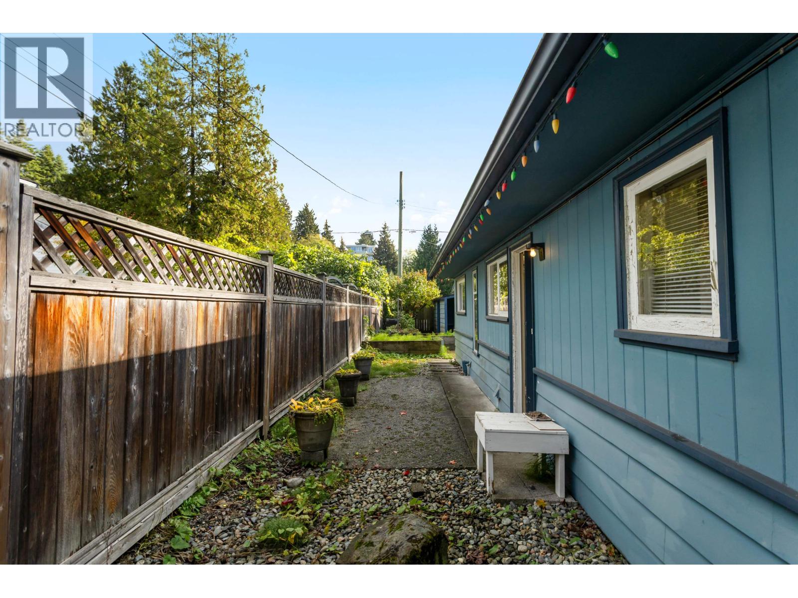 260 W 21st Street, North Vancouver, British Columbia  V7M 1Z4 - Photo 26 - R3060336