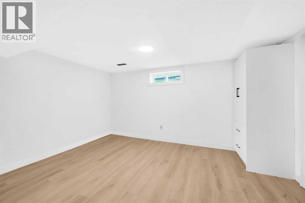 325 Woodvale Crescent Sw, Calgary, Alberta  T3W 3L3 - Photo 13 - A2260226