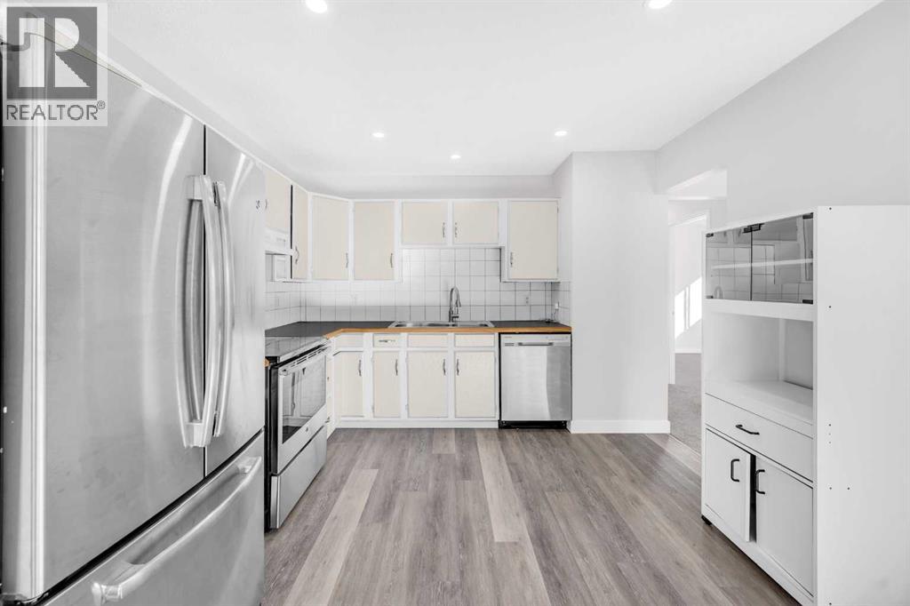 Property at 325 Woodvale Crescent SW image 5