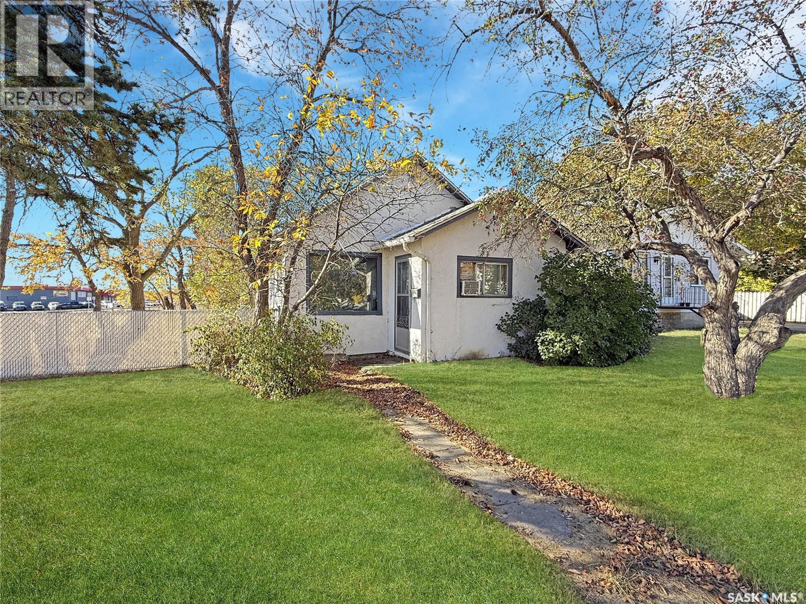 206 6th Avenue Nw, Swift Current, Saskatchewan  S9H 0X8 - Photo 1 - SK021178