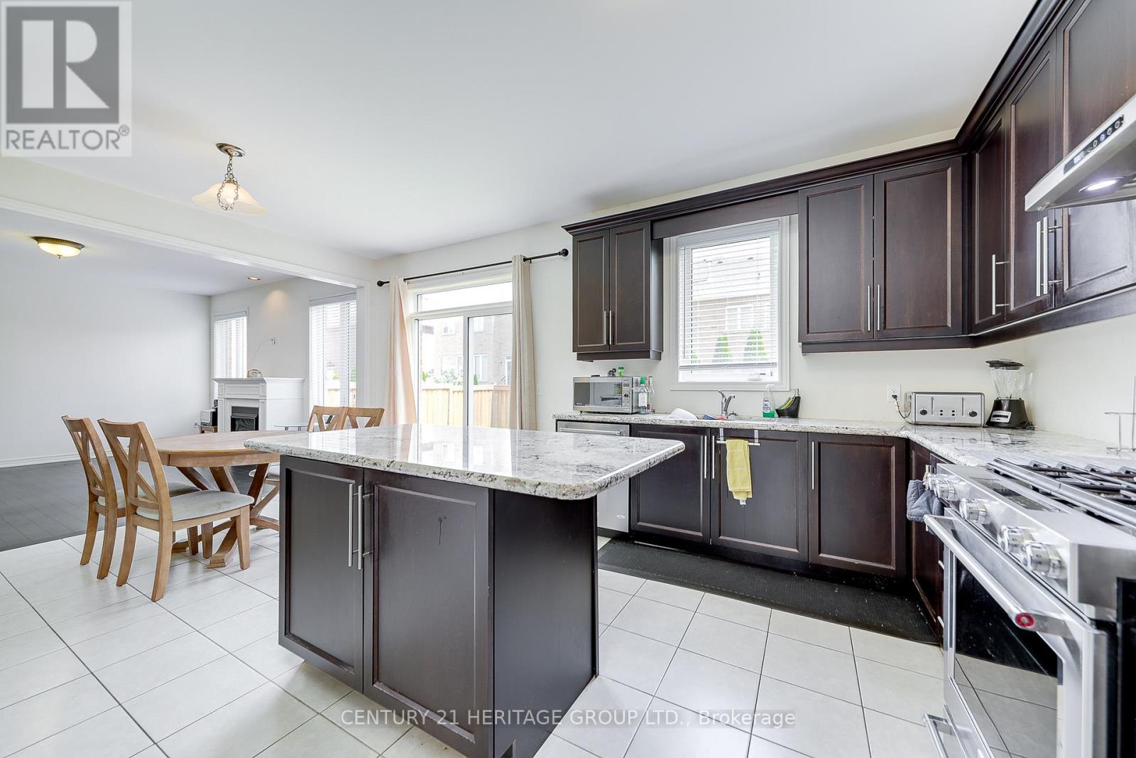 41 Leith Drive, Bradford West Gwillimbury, Ontario  L3Z 0V6 - Photo 10 - N12472851