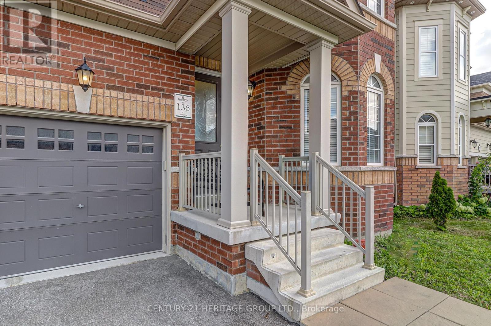 41 Leith Drive, Bradford West Gwillimbury, Ontario  L3Z 0V6 - Photo 3 - N12472851