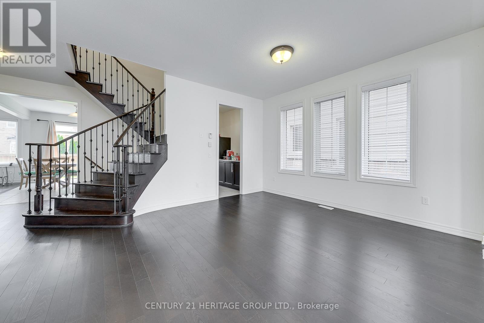 41 Leith Drive, Bradford West Gwillimbury, Ontario  L3Z 0V6 - Photo 4 - N12472851