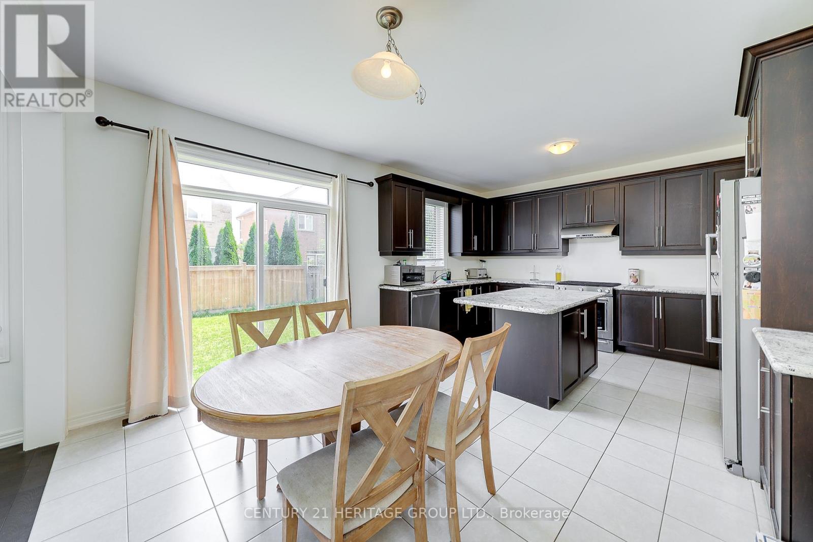 41 Leith Drive, Bradford West Gwillimbury, Ontario  L3Z 0V6 - Photo 6 - N12472851