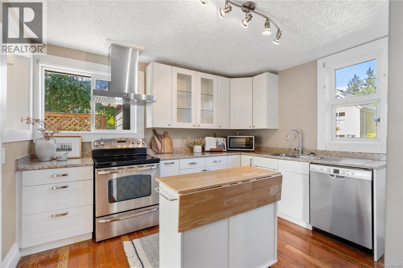 1726 Stanley Ave, Victoria, British Columbia  V8R 3W8 - Photo 17 - 1017940