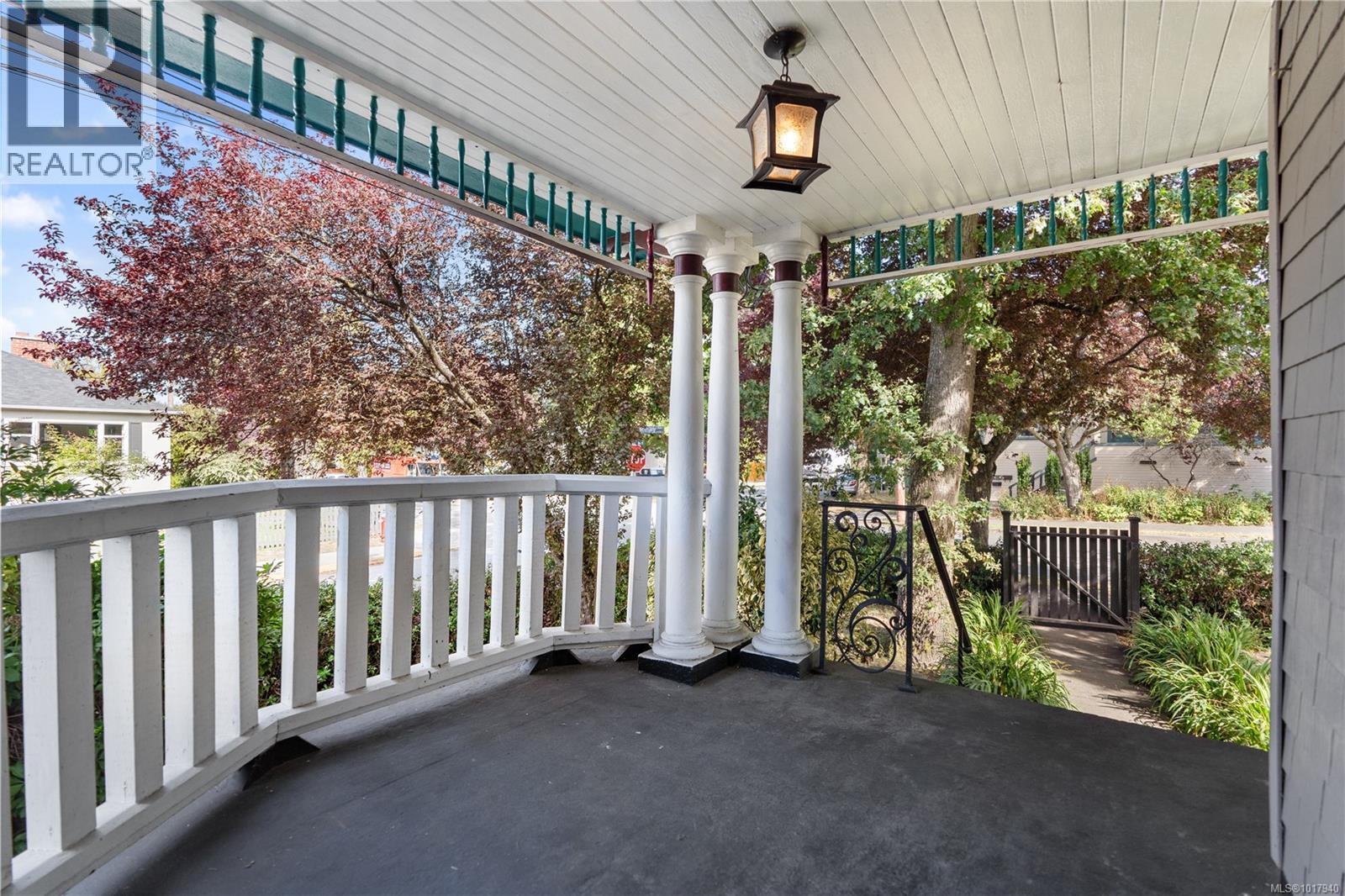 1726 Stanley Ave, Victoria, British Columbia  V8R 3W8 - Photo 2 - 1017940