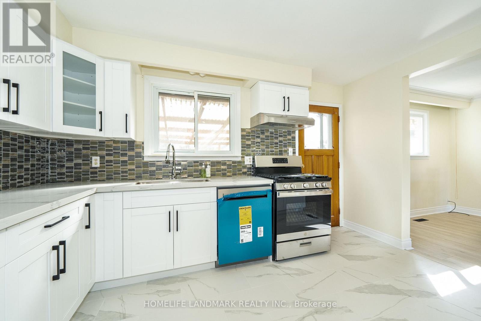 92 Lewis Drive, Newmarket, Ontario  L3Y 1R7 - Photo 4 - N12472867
