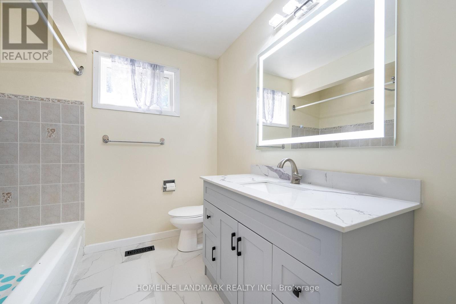 92 Lewis Drive, Newmarket, Ontario  L3Y 1R7 - Photo 9 - N12472867