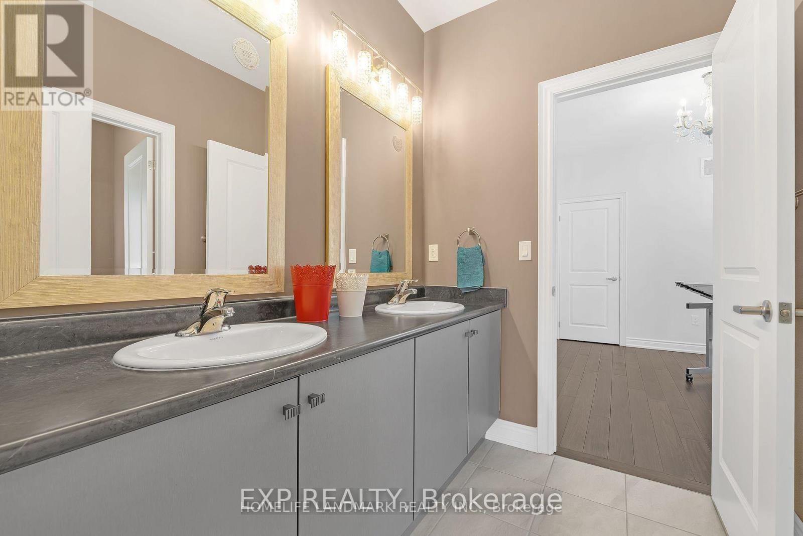 25 Ladder Crescent, East Gwillimbury (Sharon), Ontario  L9N 0N8 - Photo 29 - N12472885