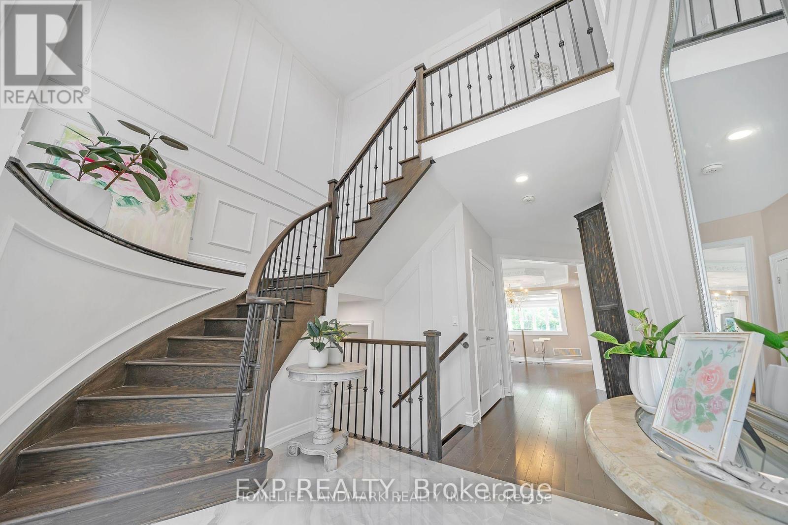 25 Ladder Crescent, East Gwillimbury (Sharon), Ontario  L9N 0N8 - Photo 4 - N12472885