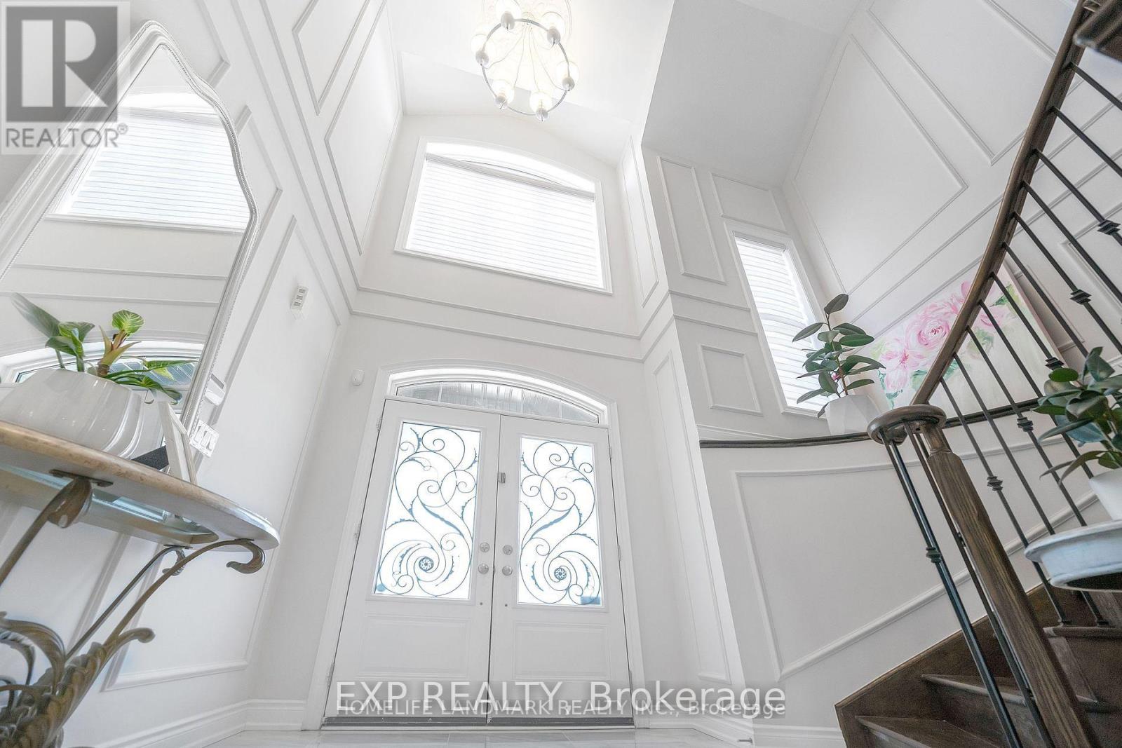 25 Ladder Crescent, East Gwillimbury (Sharon), Ontario  L9N 0N8 - Photo 5 - N12472885