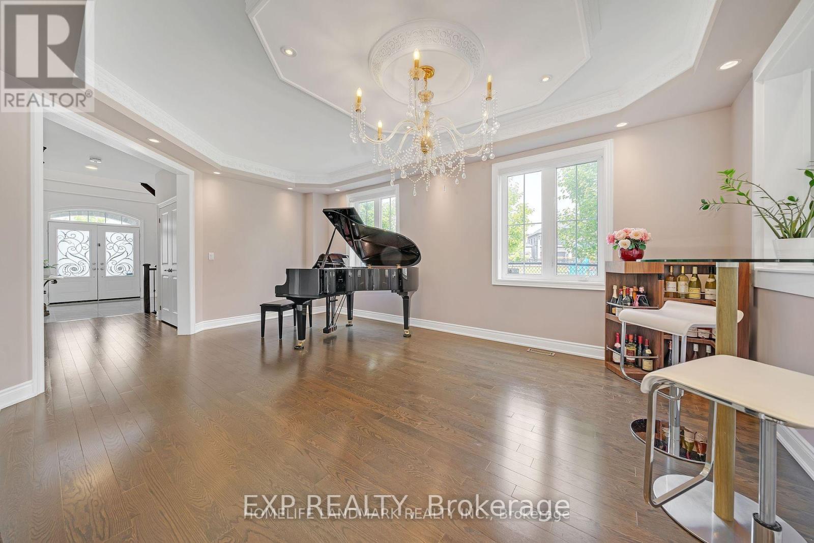 25 Ladder Crescent, East Gwillimbury (Sharon), Ontario  L9N 0N8 - Photo 7 - N12472885
