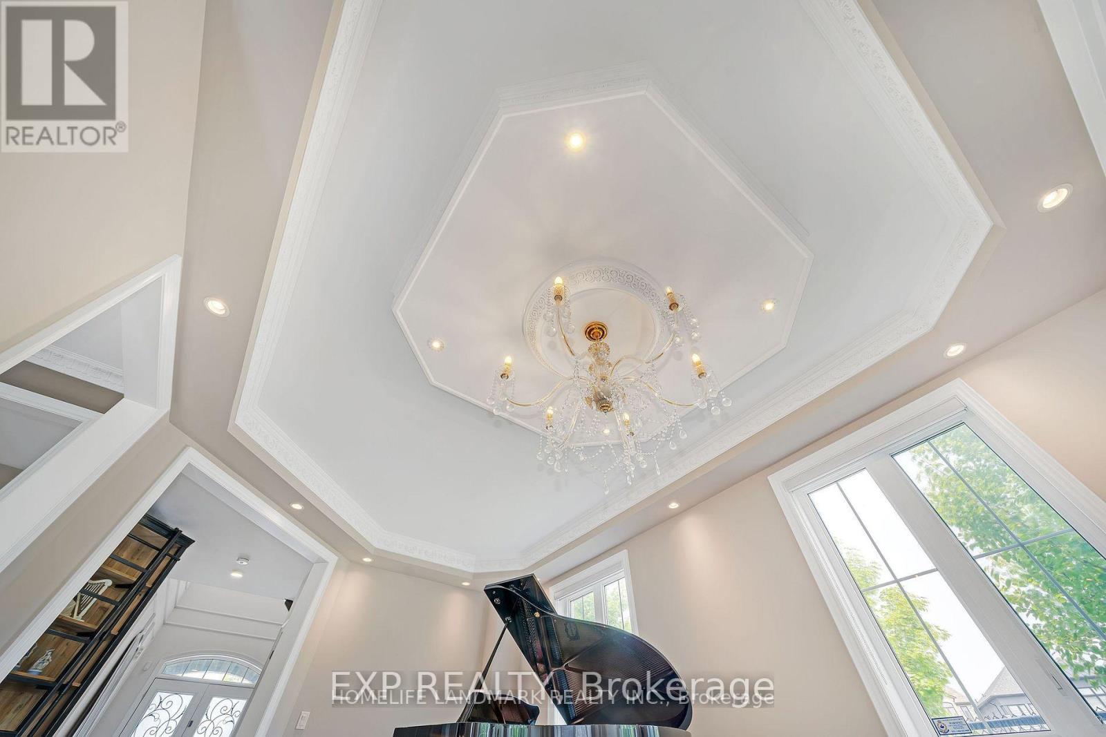 25 Ladder Crescent, East Gwillimbury (Sharon), Ontario  L9N 0N8 - Photo 9 - N12472885
