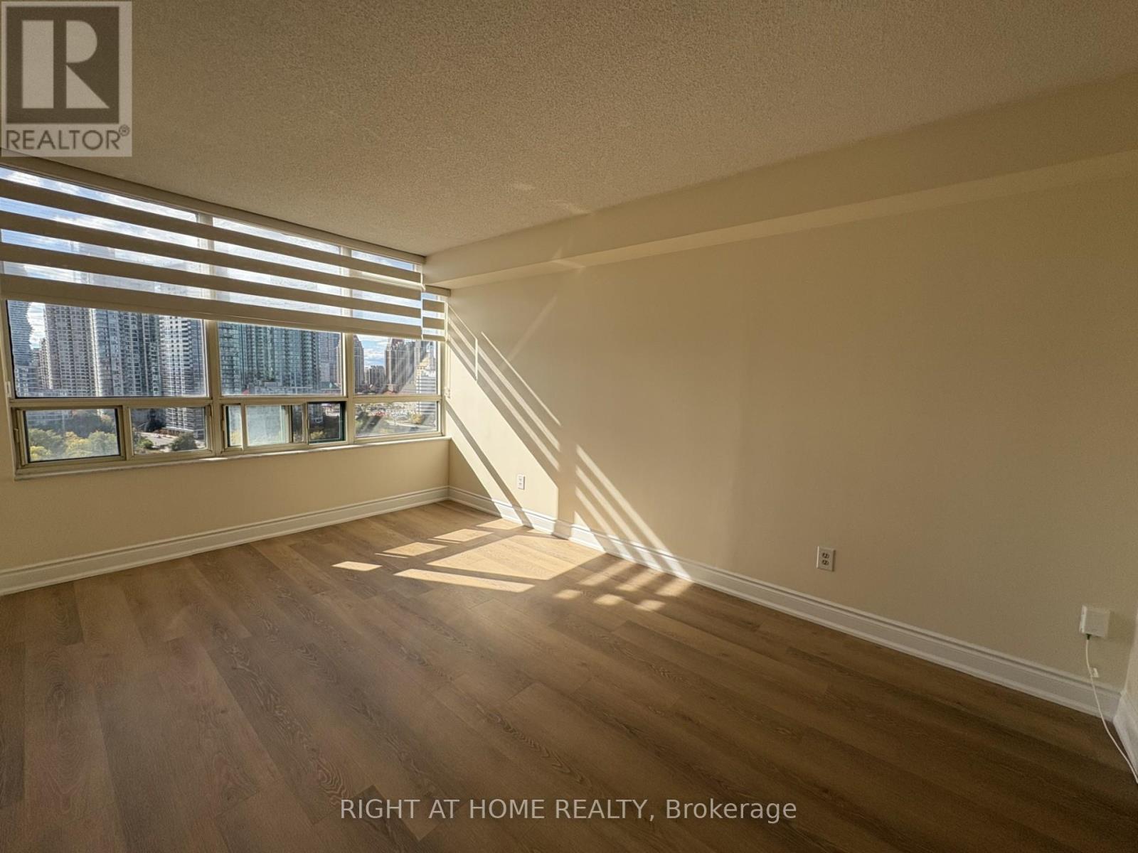 2004 - 285 Enfield Place, Mississauga, Ontario  L5B 3Y6 - Photo 10 - W12404262