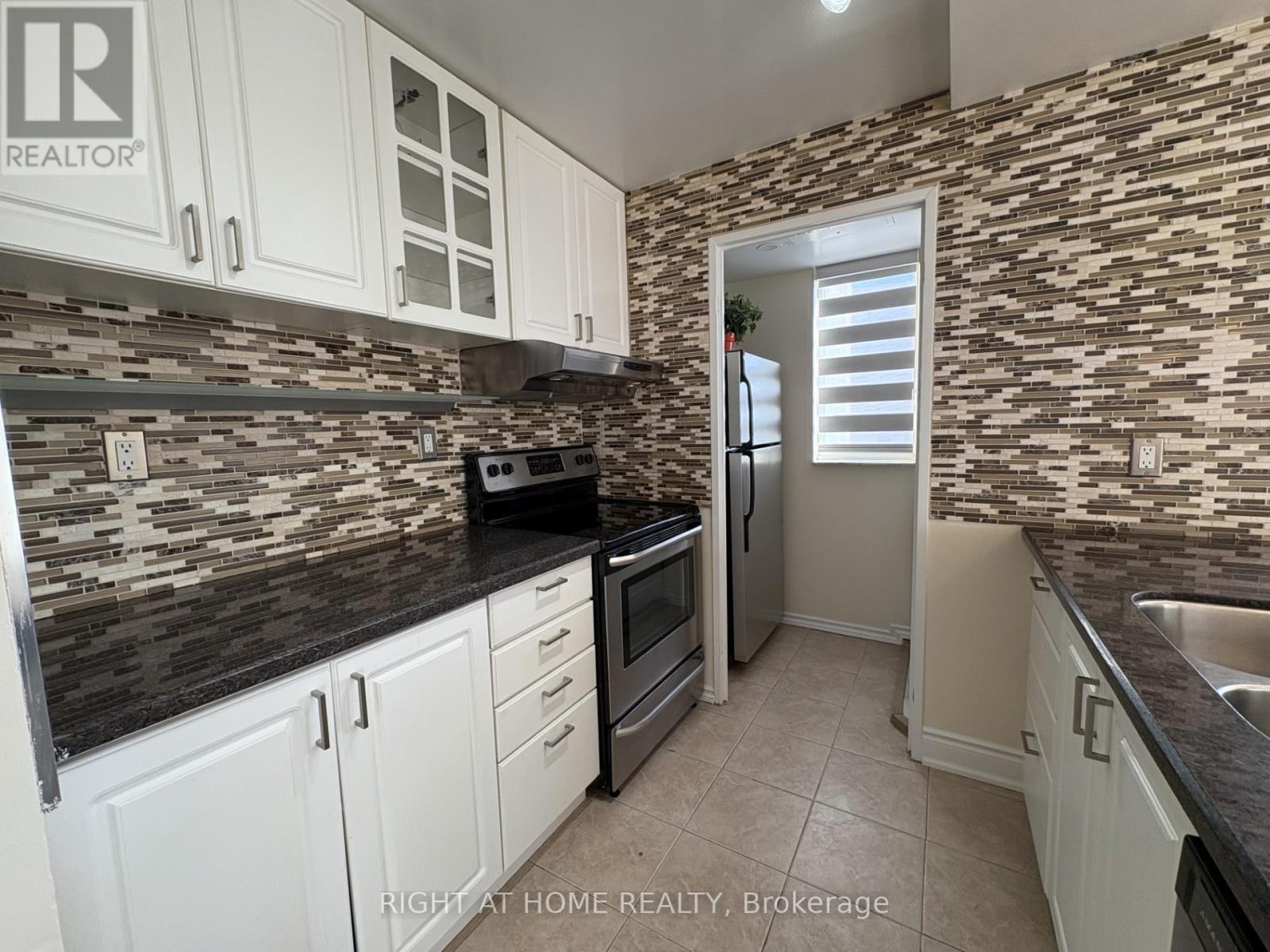 2004 - 285 Enfield Place, Mississauga, Ontario  L5B 3Y6 - Photo 8 - W12404262