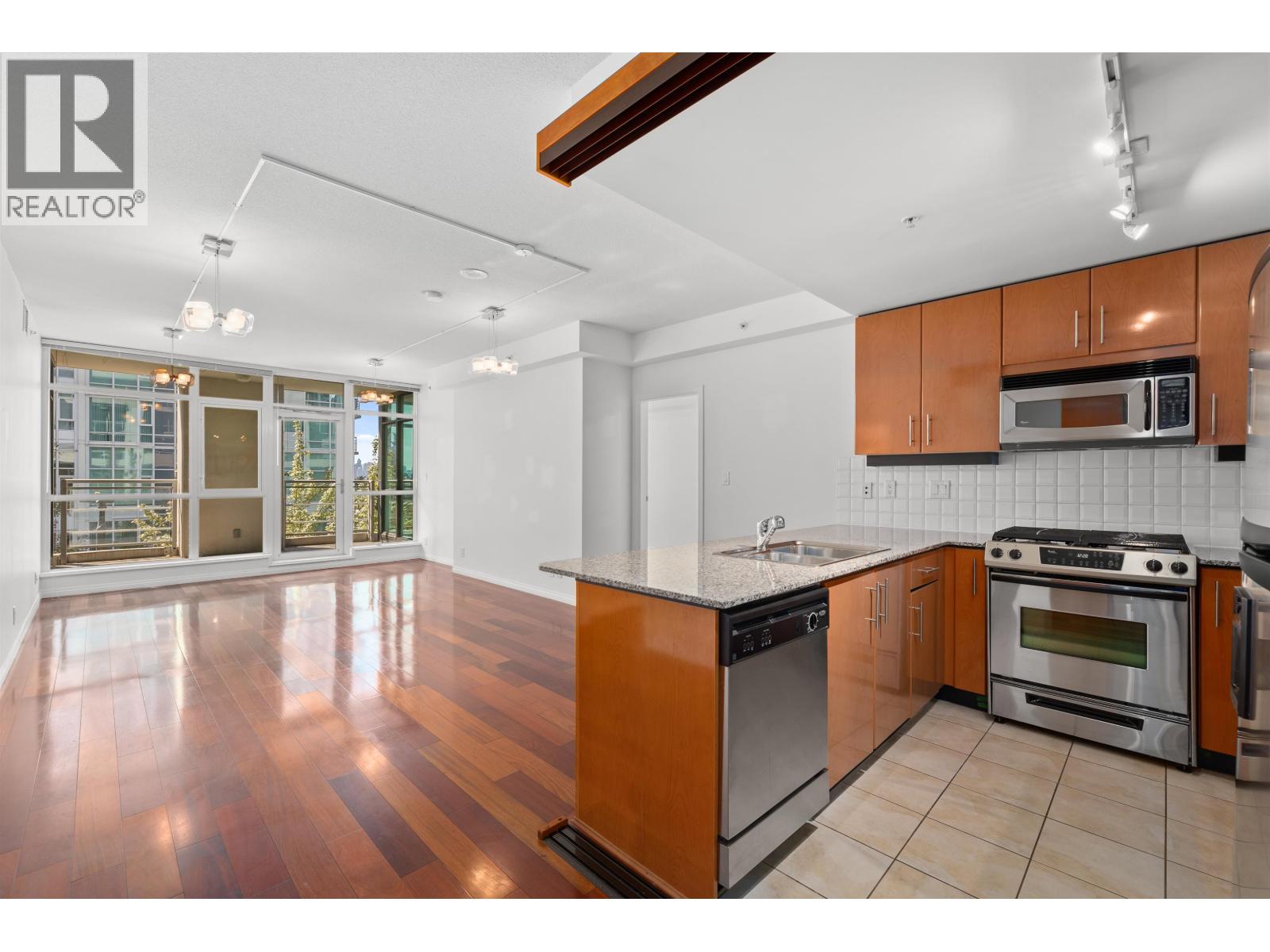 307 100 E Esplanade Avenue, North Vancouver, British Columbia  V7L 4V1 - Photo 2 - R3060351