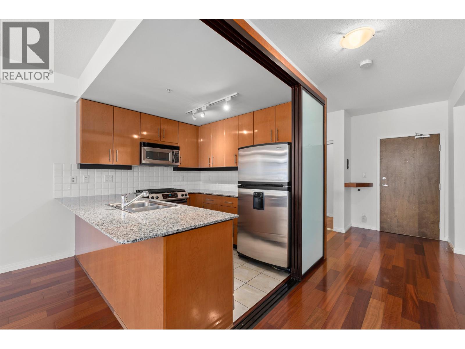 307 100 E Esplanade Avenue, North Vancouver, British Columbia  V7L 4V1 - Photo 3 - R3060351