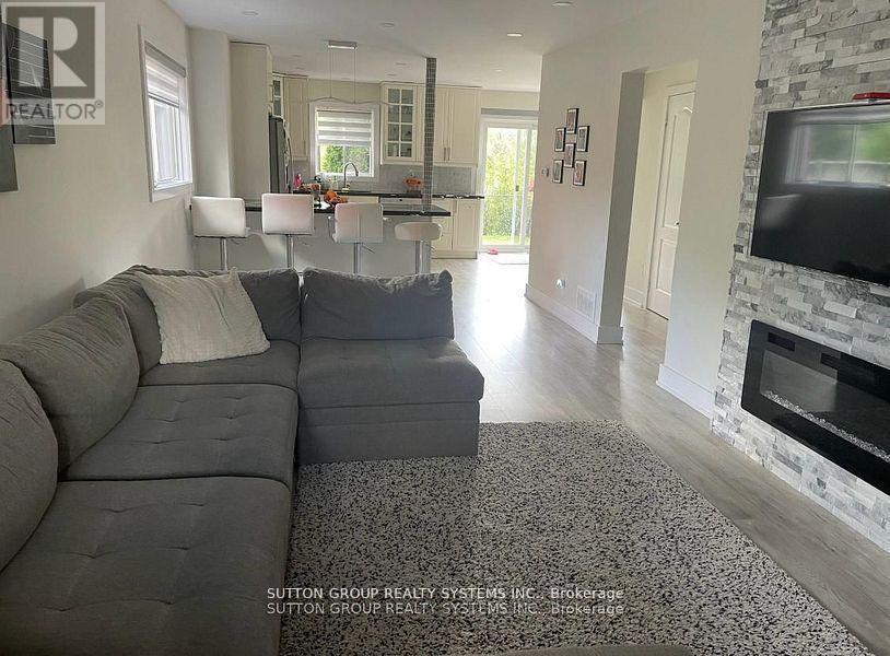 6807 Gracefield Drive W, Mississauga, Ontario  L5N 6T6 - Photo 10 - W12472901