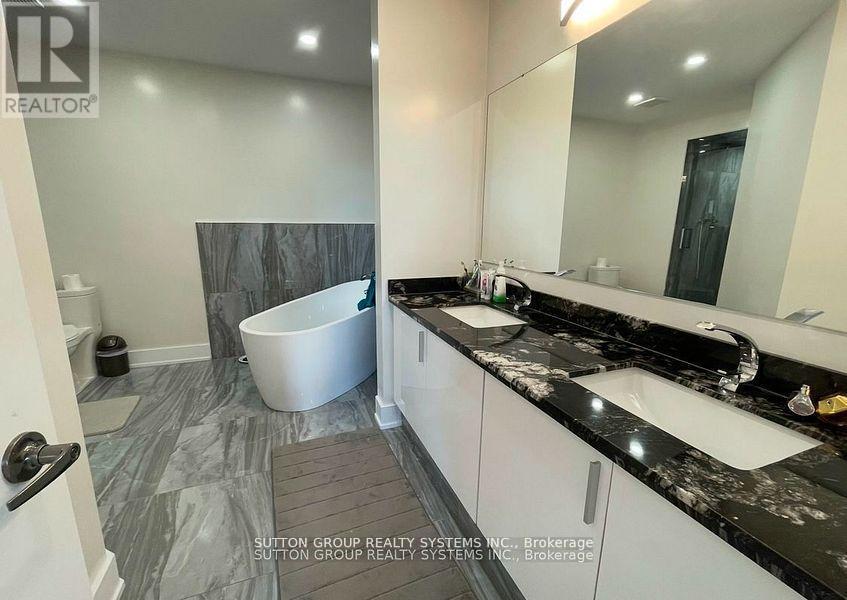 6807 Gracefield Drive W, Mississauga, Ontario  L5N 6T6 - Photo 13 - W12472901