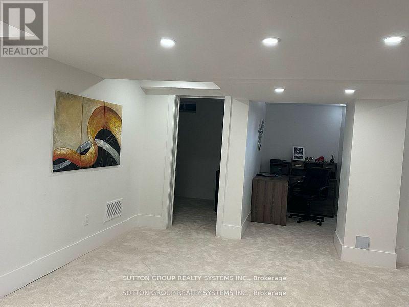 6807 Gracefield Drive W, Mississauga, Ontario  L5N 6T6 - Photo 19 - W12472901