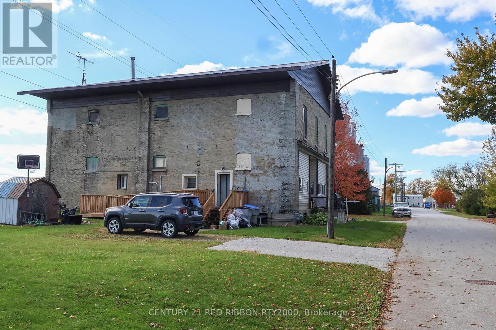 6535 James Street, Brooke-Alvinston, Ontario  N0M 1K0 - Photo 5 - X12472919